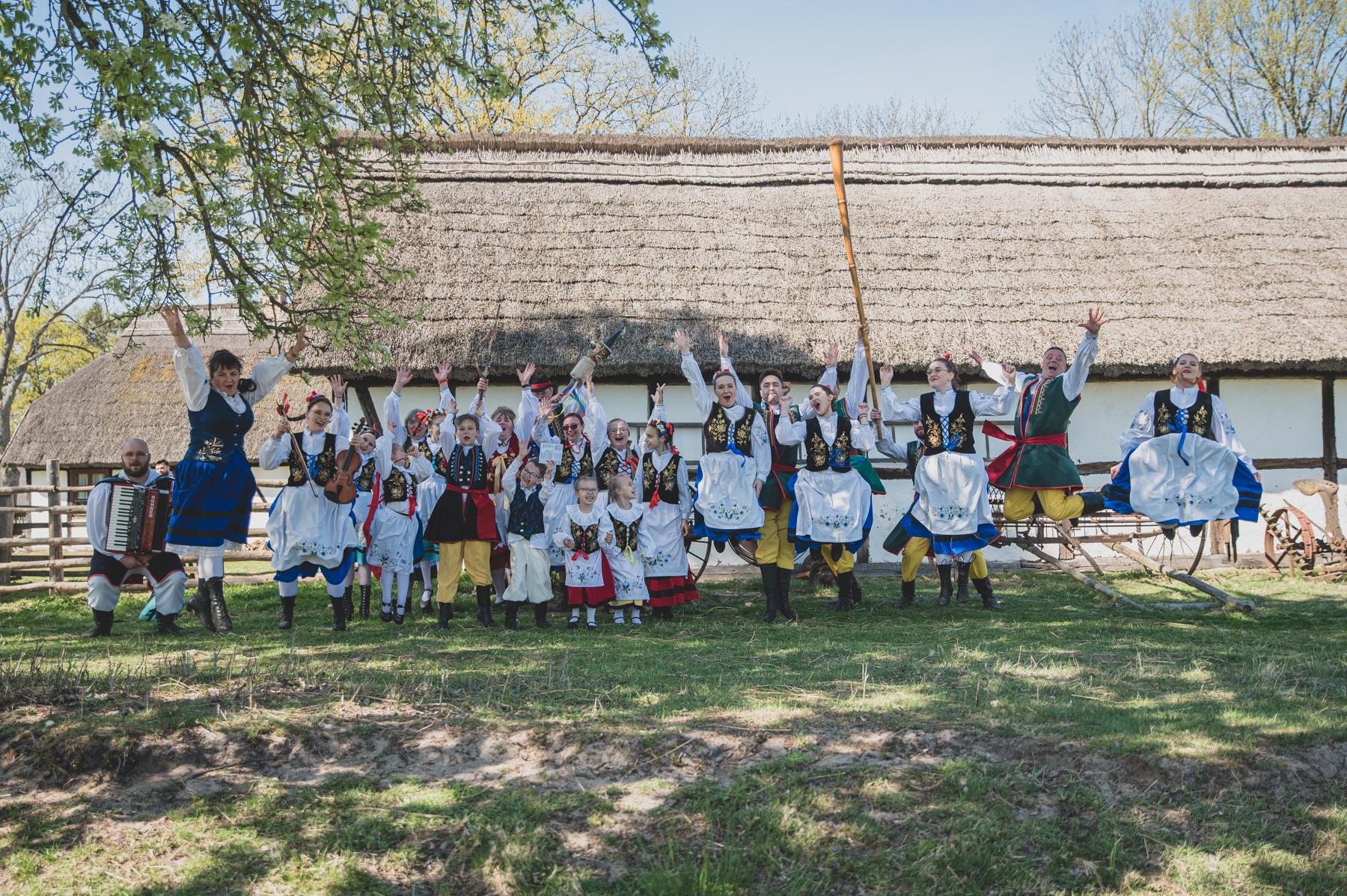 Zdjęcie grupowe Kaszubskiego Zespołu Pieśni i Tańca Levino